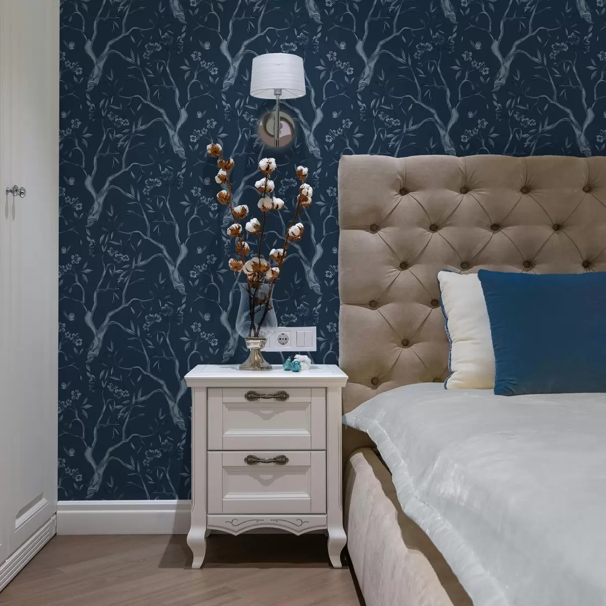 Bakgrund Blå blommande grenar med fjärilar på mörk bakgrund a00951v1