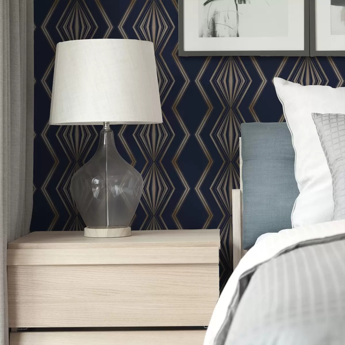 Bakgrund Mörkblå bakgrund med geometriska romber och sicksackmönster a00974v2