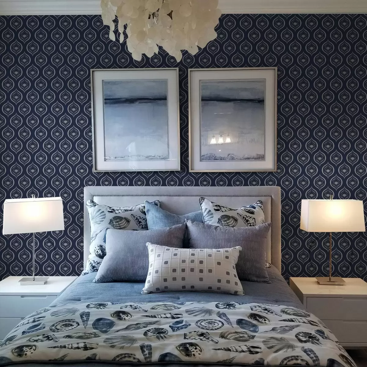 Bakgrund Kontrasterande droppmotiv med en blomma på mörkblå bakgrund a00977v1