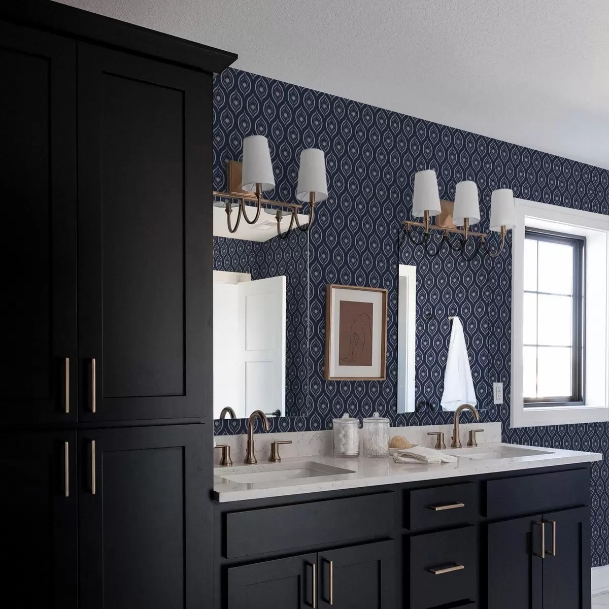 Bakgrund Kontrasterande droppmotiv med en blomma på mörkblå bakgrund a00977v1