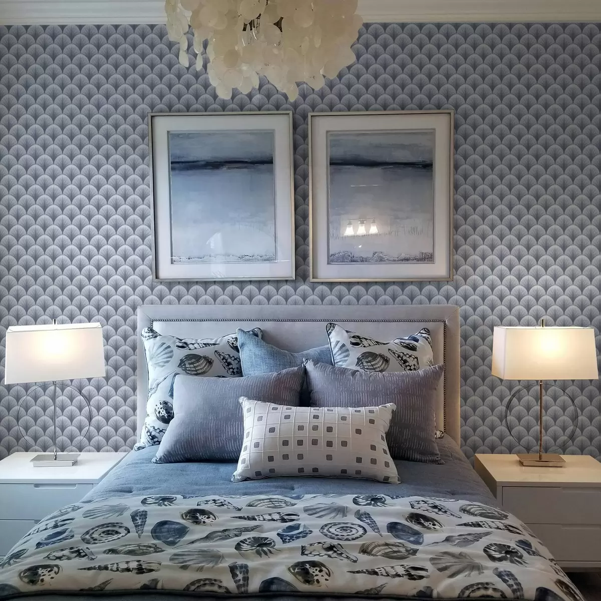 Bakgrund Blå fläktbågar med strålar på ljusblå bakgrund a00978v1