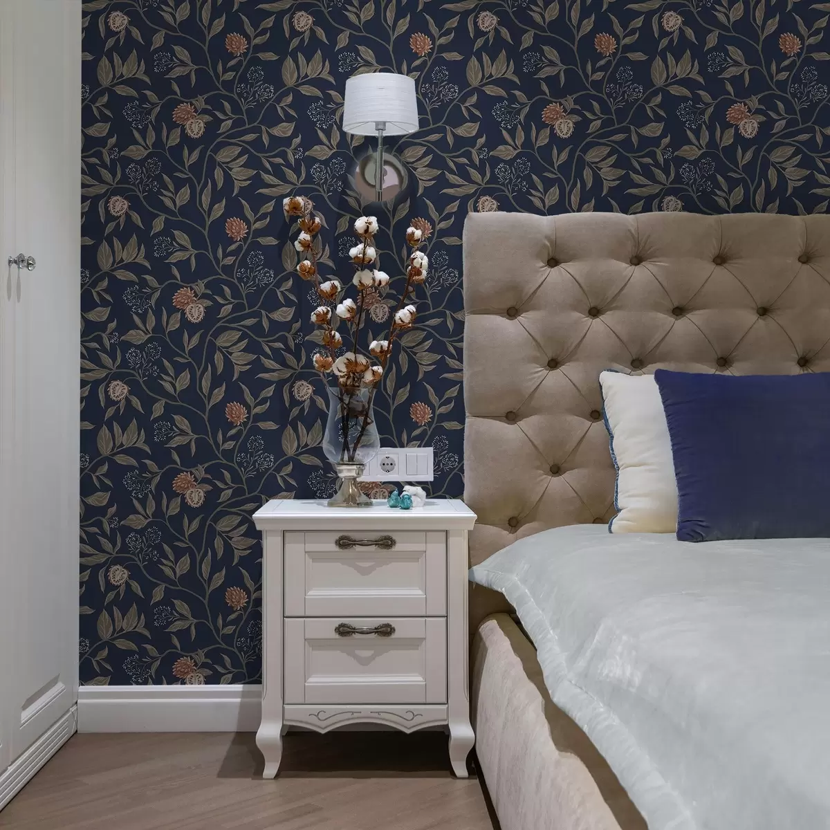 Bakgrund Blå trädgård med grenar, frukter och små blommor a00959