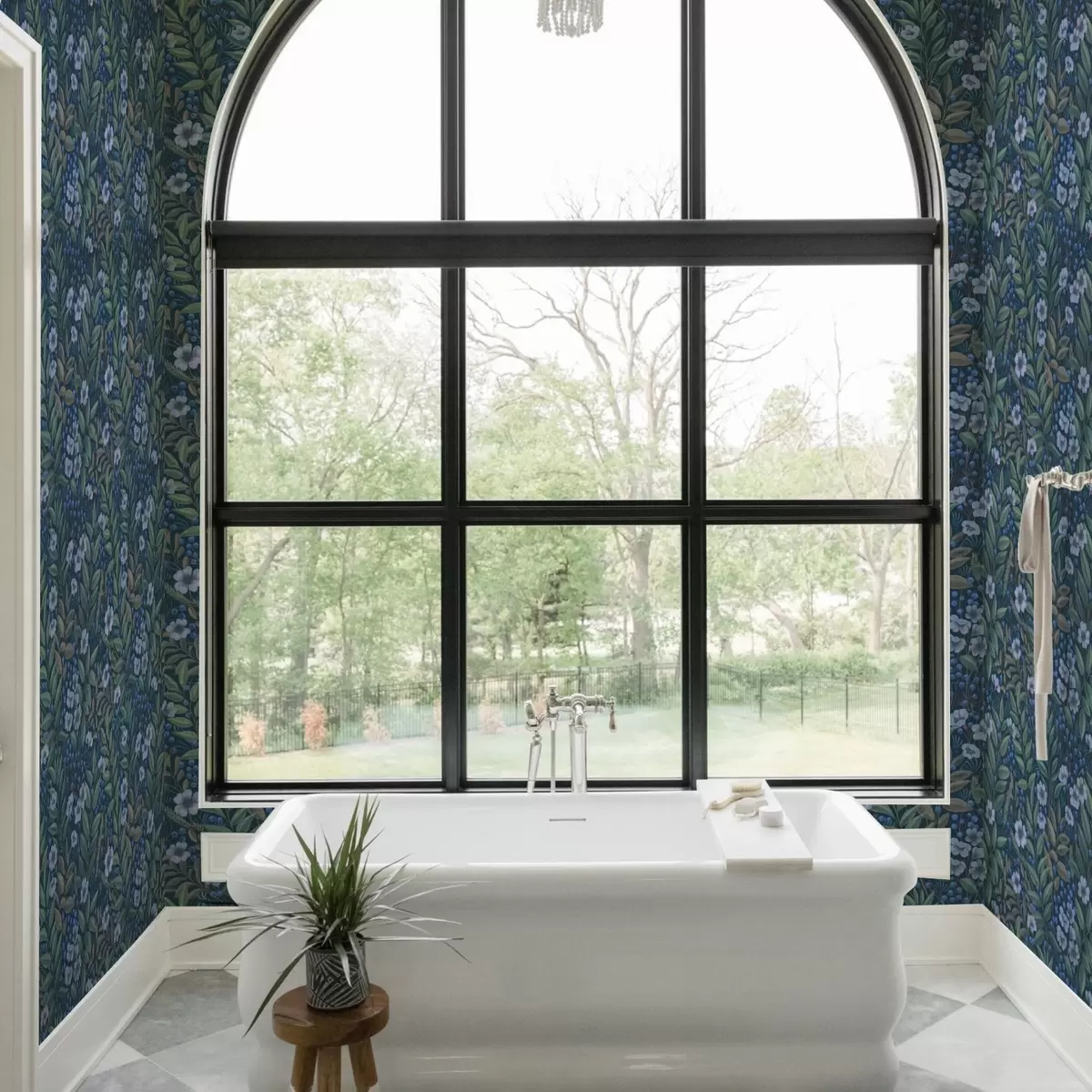 Bakgrund Midnattsblå bär och vita blommor i tät lövverk a00994