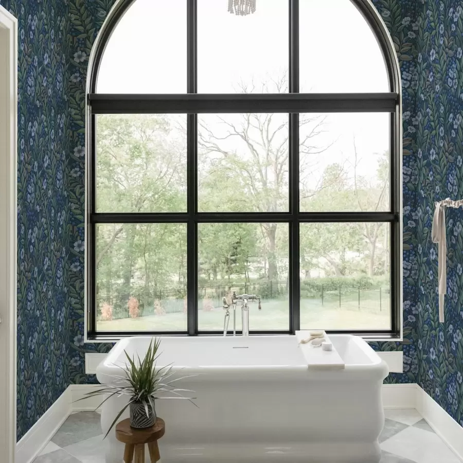 Fototapet Midnattsblå bär och vita blommor i tät lövverk a00994