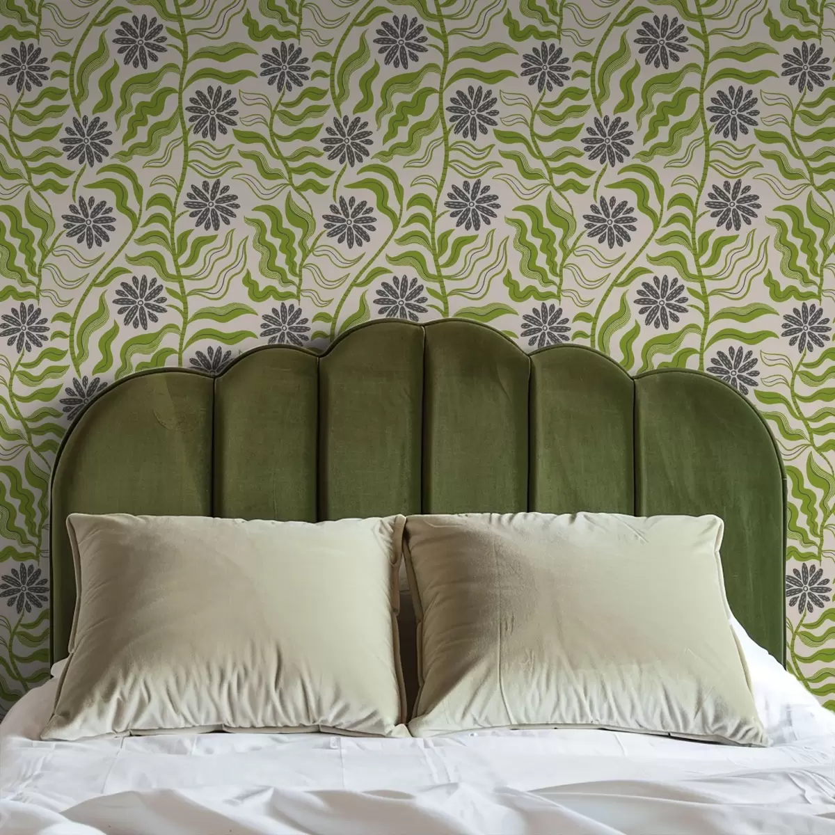 Bakgrund Lekfulla gröna prästkragar med vågiga blad på en krämfärgad bakgrund a00998