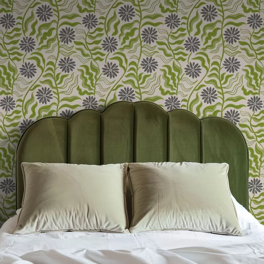 Fototapet Lekfulla gröna prästkragar med vågiga blad på en krämfärgad bakgrund a00998