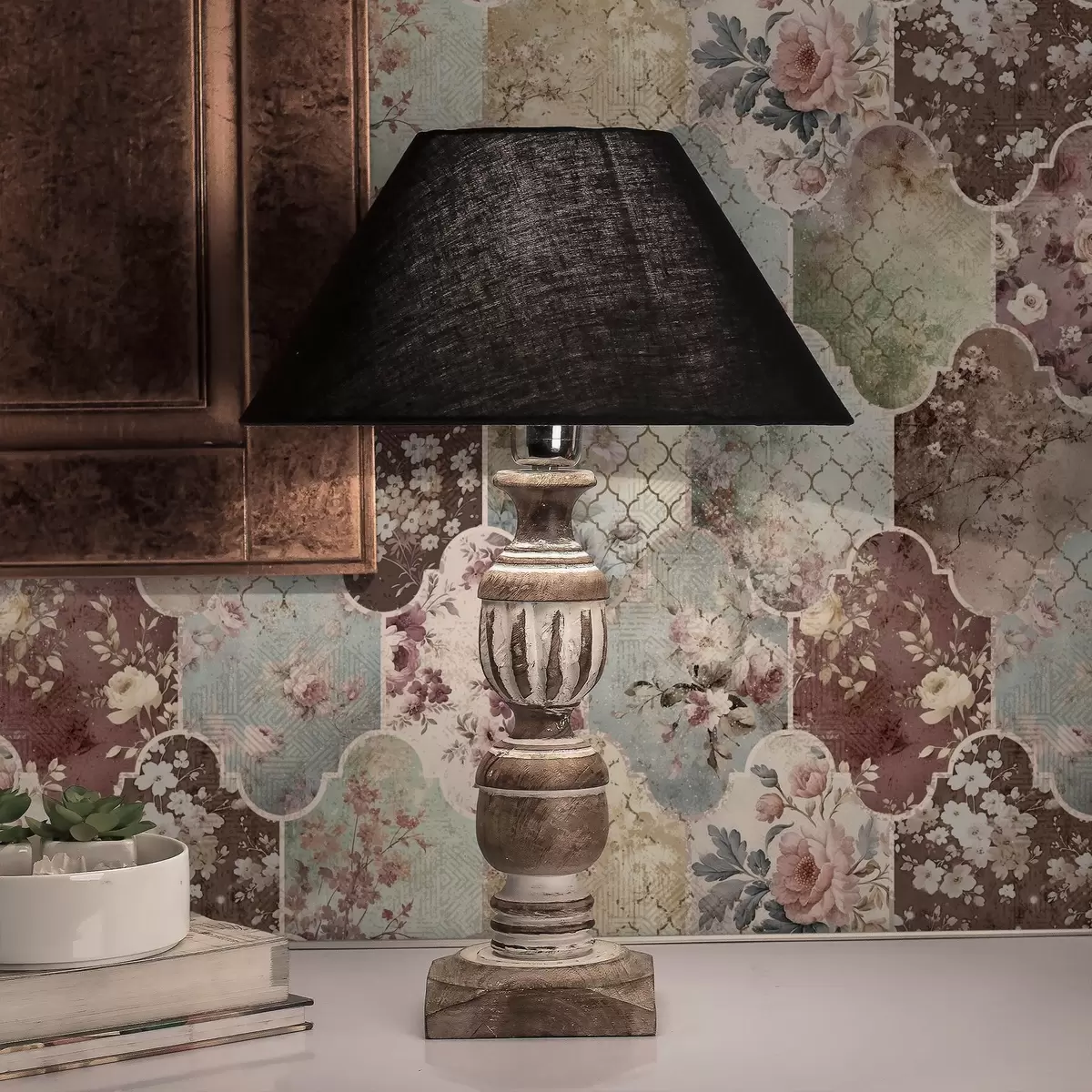 Bakgrund Lapptäcke av blommiga paneler och slitna mönstrade kakelplattor a01038