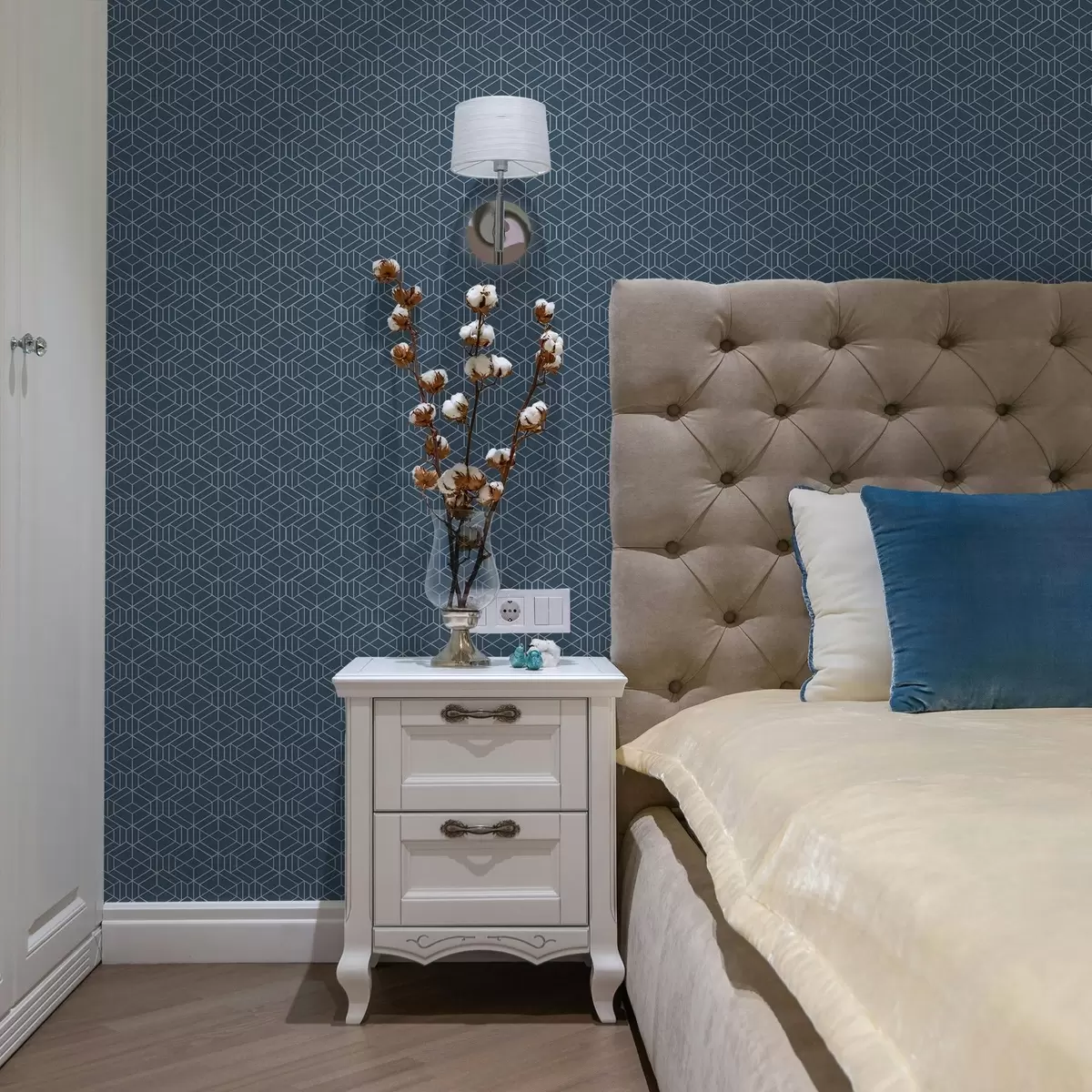 Bakgrund Blå bakgrund med vita linjära kuber i ett rutnät a01067v1