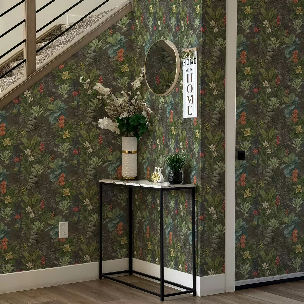 Bakgrund Mörk tropisk trädgård med ljusa blommor och bladverk a01079