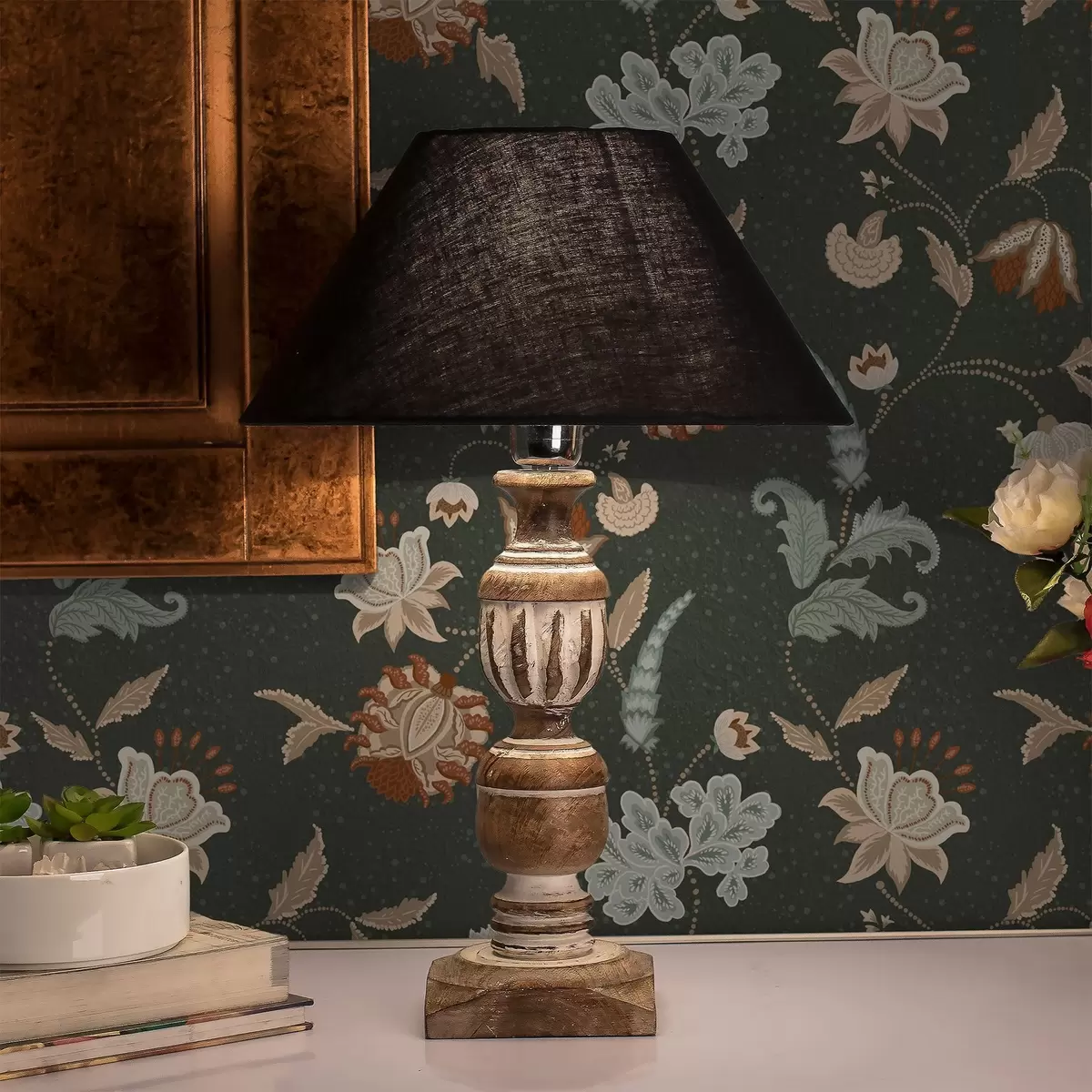 Bakgrund Mörkgrön bakgrund med dekorativa blommor och blad a01086