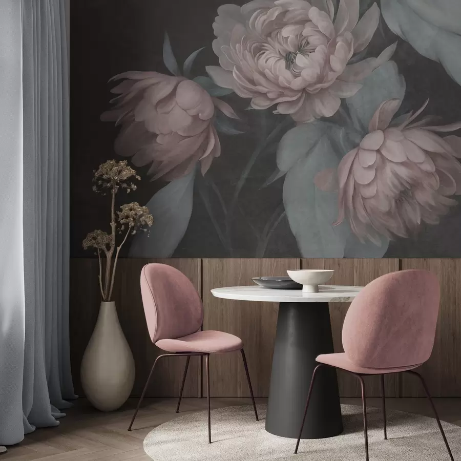 Fototapet Strukturerade ljusrosa pionblommor med dämpade gröna blad mot en mörk bakgrund w09751v1