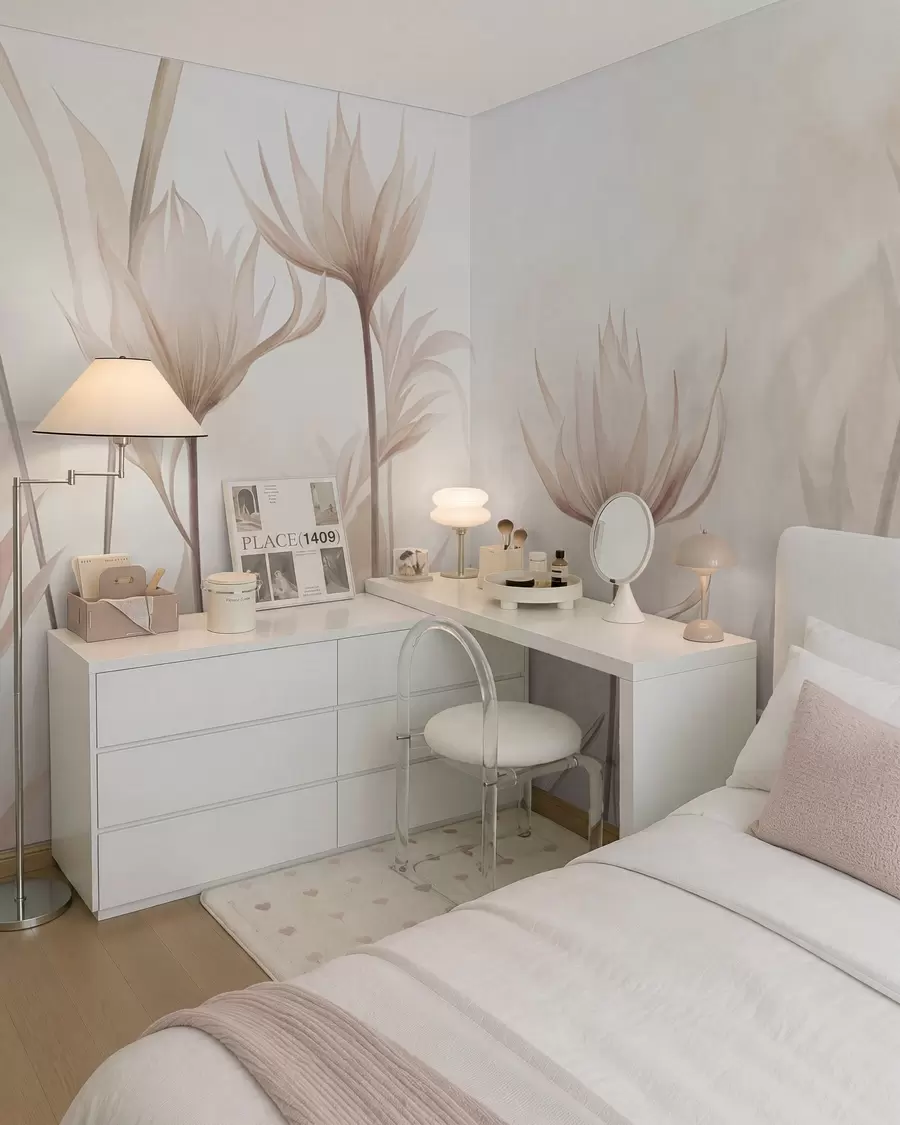 Fototapet Strukturerade, genomskinliga blommor i mjuka persika- och beige nyanser med långa stjälkar och bladverk w10028